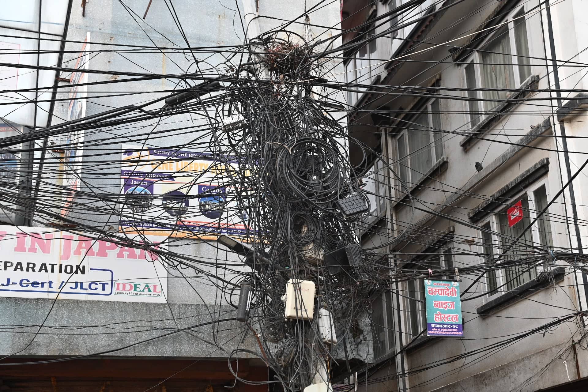 बालेनले भनेअनुसार काठमाडौंका सबै तार अन्डरग्राउन्ड गर्न कति सम्भव ? 
